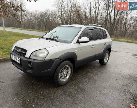 Серый Хендай Туксон, объемом двигателя 1.98 л и пробегом 220 тыс. км за 6200 $, фото 2 на Automoto.ua