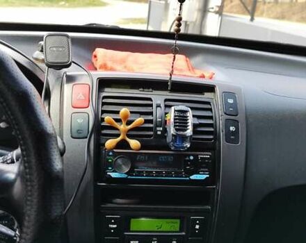 Сірий Хендай Туксон, об'ємом двигуна 1.99 л та пробігом 250 тис. км за 8400 $, фото 2 на Automoto.ua