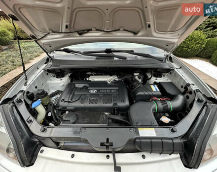 Серый Хендай Туксон, объемом двигателя 1.98 л и пробегом 217 тыс. км за 8500 $, фото 50 на Automoto.ua