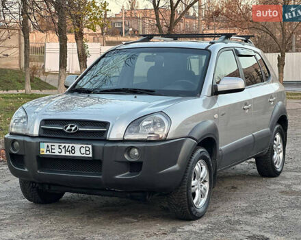 Серый Хендай Туксон, объемом двигателя 1.98 л и пробегом 167 тыс. км за 7300 $, фото 2 на Automoto.ua