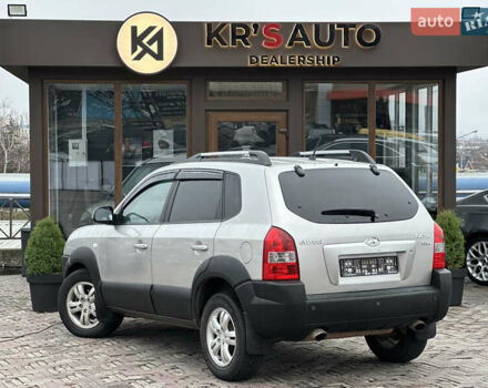 Серый Хендай Туксон, объемом двигателя 2 л и пробегом 232 тыс. км за 7200 $, фото 10 на Automoto.ua