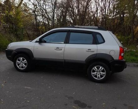 Сірий Хендай Туксон, об'ємом двигуна 2 л та пробігом 182 тис. км за 8800 $, фото 2 на Automoto.ua