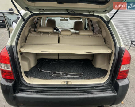 Серый Хендай Туксон, объемом двигателя 1.98 л и пробегом 194 тыс. км за 5500 $, фото 12 на Automoto.ua