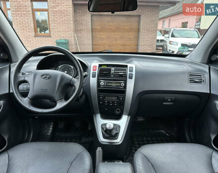 Серый Хендай Туксон, объемом двигателя 1.98 л и пробегом 217 тыс. км за 8500 $, фото 46 на Automoto.ua