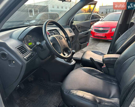 Серый Хендай Туксон, объемом двигателя 1.98 л и пробегом 167 тыс. км за 7300 $, фото 12 на Automoto.ua