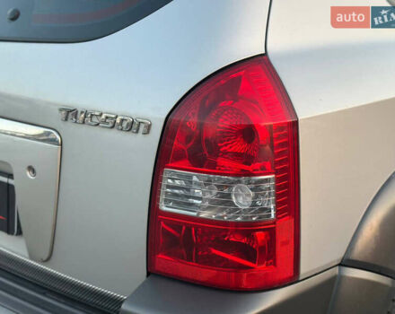 Серый Хендай Туксон, объемом двигателя 1.98 л и пробегом 167 тыс. км за 7300 $, фото 35 на Automoto.ua