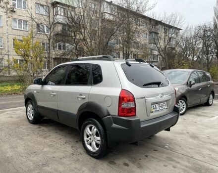 Серый Хендай Туксон, объемом двигателя 2 л и пробегом 290 тыс. км за 6400 $, фото 5 на Automoto.ua