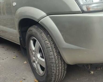 Серый Хендай Туксон, объемом двигателя 1.98 л и пробегом 169 тыс. км за 7500 $, фото 6 на Automoto.ua