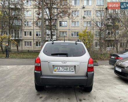 Серый Хендай Туксон, объемом двигателя 2 л и пробегом 290 тыс. км за 6500 $, фото 2 на Automoto.ua