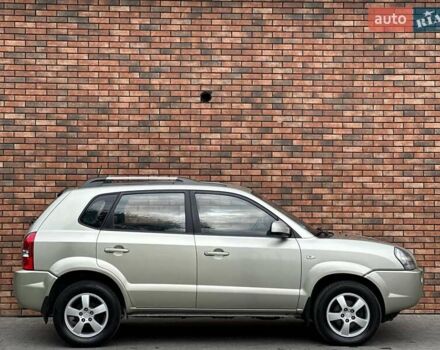 Серый Хендай Туксон, объемом двигателя 2 л и пробегом 271 тыс. км за 7400 $, фото 9 на Automoto.ua