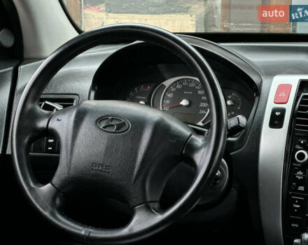 Серый Хендай Туксон, объемом двигателя 2 л и пробегом 232 тыс. км за 7200 $, фото 25 на Automoto.ua