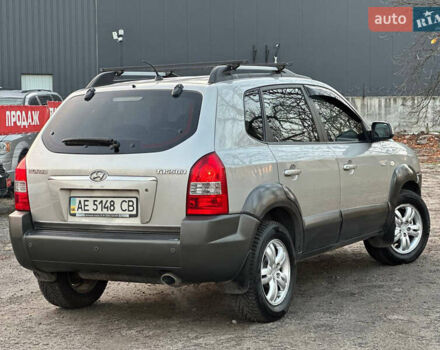 Серый Хендай Туксон, объемом двигателя 1.98 л и пробегом 167 тыс. км за 7300 $, фото 5 на Automoto.ua