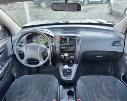 Серый Хендай Туксон, объемом двигателя 2 л и пробегом 262 тыс. км за 3750 $, фото 6 на Automoto.ua