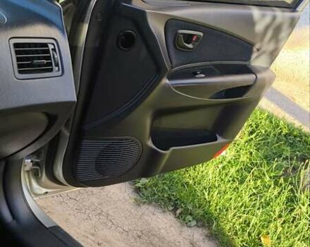 Серый Хендай Туксон, объемом двигателя 1.98 л и пробегом 193 тыс. км за 8400 $, фото 24 на Automoto.ua