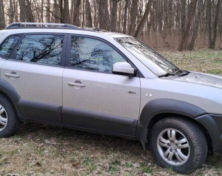 Сірий Хендай Туксон, об'ємом двигуна 2 л та пробігом 208 тис. км за 8100 $, фото 3 на Automoto.ua