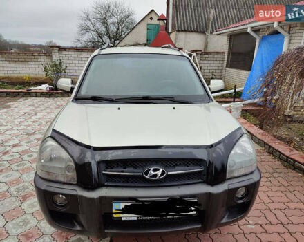 Серый Хендай Туксон, объемом двигателя 2 л и пробегом 217 тыс. км за 9800 $, фото 1 на Automoto.ua