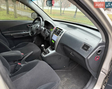 Серый Хендай Туксон, объемом двигателя 1.98 л и пробегом 220 тыс. км за 6200 $, фото 7 на Automoto.ua