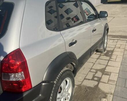 Серый Хендай Туксон, объемом двигателя 2 л и пробегом 161 тыс. км за 7000 $, фото 3 на Automoto.ua