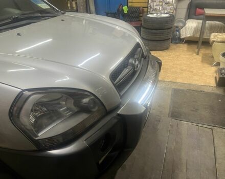 Серый Хендай Туксон, объемом двигателя 2 л и пробегом 152 тыс. км за 10000 $, фото 3 на Automoto.ua