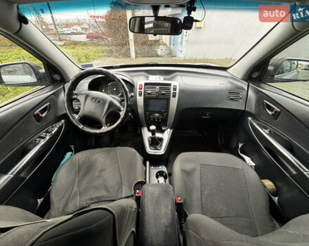 Сірий Хендай Туксон, об'ємом двигуна 2 л та пробігом 255 тис. км за 7600 $, фото 18 на Automoto.ua