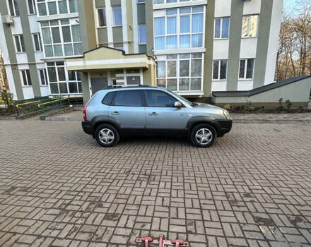 Серый Хендай Туксон, объемом двигателя 1.98 л и пробегом 269 тыс. км за 7500 $, фото 3 на Automoto.ua