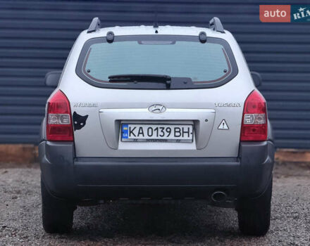 Сірий Хендай Туксон, об'ємом двигуна 2 л та пробігом 305 тис. км за 7350 $, фото 3 на Automoto.ua