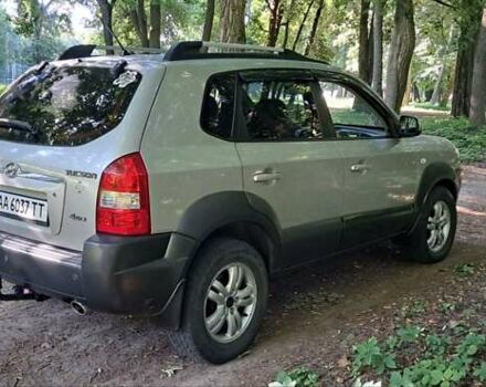 Сірий Хендай Туксон, об'ємом двигуна 1.98 л та пробігом 177 тис. км за 8800 $, фото 5 на Automoto.ua