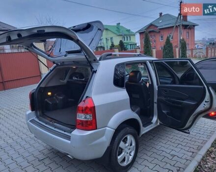 Серый Хендай Туксон, объемом двигателя 2 л и пробегом 240 тыс. км за 8300 $, фото 73 на Automoto.ua