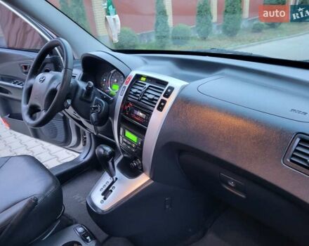 Серый Хендай Туксон, объемом двигателя 2 л и пробегом 240 тыс. км за 8300 $, фото 109 на Automoto.ua