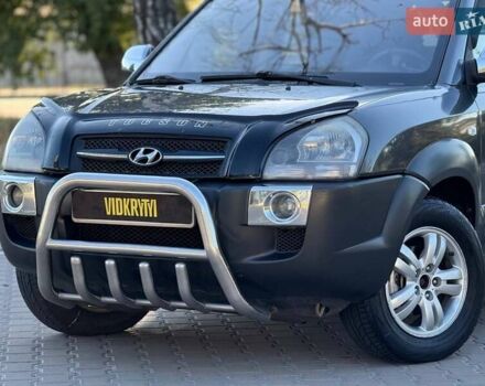Серый Хендай Туксон, объемом двигателя 1.98 л и пробегом 282 тыс. км за 8350 $, фото 6 на Automoto.ua
