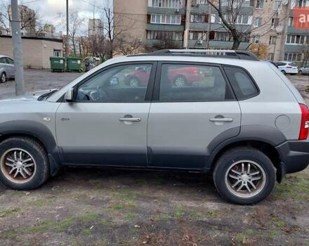 Серый Хендай Туксон, объемом двигателя 1.9 л и пробегом 135 тыс. км за 7800 $, фото 3 на Automoto.ua