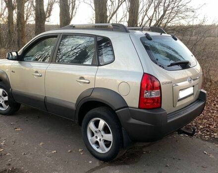 Серый Хендай Туксон, объемом двигателя 2 л и пробегом 345 тыс. км за 6700 $, фото 4 на Automoto.ua
