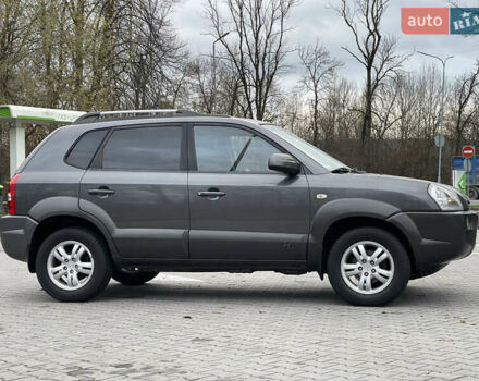 Серый Хендай Туксон, объемом двигателя 2 л и пробегом 182 тыс. км за 7600 $, фото 11 на Automoto.ua