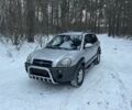 Серый Хендай Туксон, объемом двигателя 2 л и пробегом 190 тыс. км за 5300 $, фото 1 на Automoto.ua