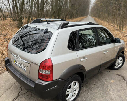 Серый Хендай Туксон, объемом двигателя 1.98 л и пробегом 269 тыс. км за 7100 $, фото 4 на Automoto.ua