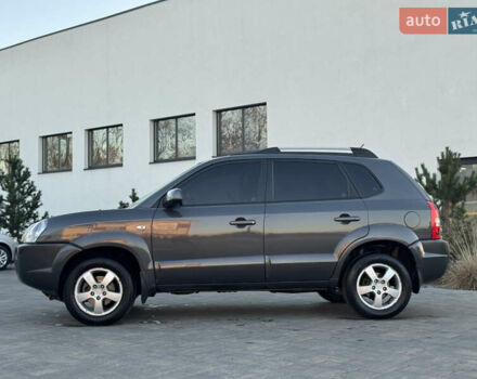 Серый Хендай Туксон, объемом двигателя 1.99 л и пробегом 315 тыс. км за 7300 $, фото 5 на Automoto.ua