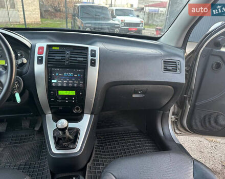 Серый Хендай Туксон, объемом двигателя 1.98 л и пробегом 167 тыс. км за 7300 $, фото 29 на Automoto.ua