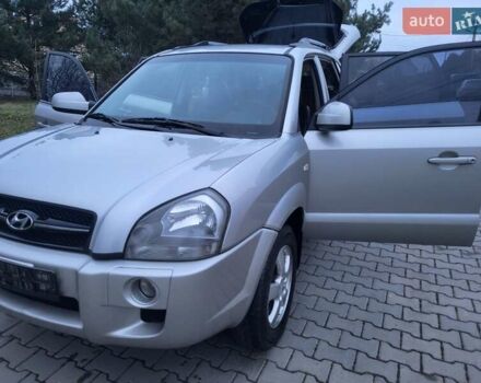 Серый Хендай Туксон, объемом двигателя 2 л и пробегом 240 тыс. км за 8300 $, фото 93 на Automoto.ua