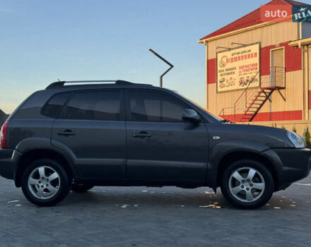 Серый Хендай Туксон, объемом двигателя 1.99 л и пробегом 315 тыс. км за 7300 $, фото 6 на Automoto.ua