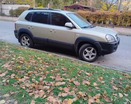 Серый Хендай Туксон, объемом двигателя 2 л и пробегом 198 тыс. км за 7000 $, фото 2 на Automoto.ua