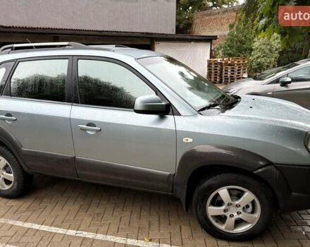 Серый Хендай Туксон, объемом двигателя 1.98 л и пробегом 218 тыс. км за 7900 $, фото 3 на Automoto.ua