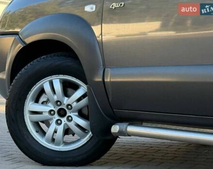 Серый Хендай Туксон, объемом двигателя 1.98 л и пробегом 282 тыс. км за 8350 $, фото 8 на Automoto.ua