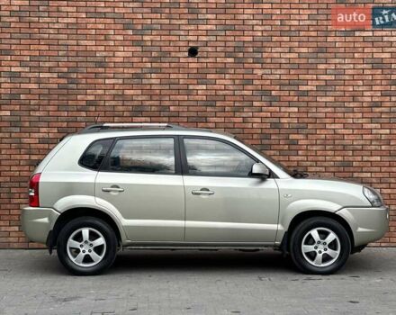 Серый Хендай Туксон, объемом двигателя 2 л и пробегом 271 тыс. км за 7400 $, фото 8 на Automoto.ua