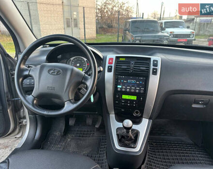 Серый Хендай Туксон, объемом двигателя 1.98 л и пробегом 167 тыс. км за 7300 $, фото 28 на Automoto.ua