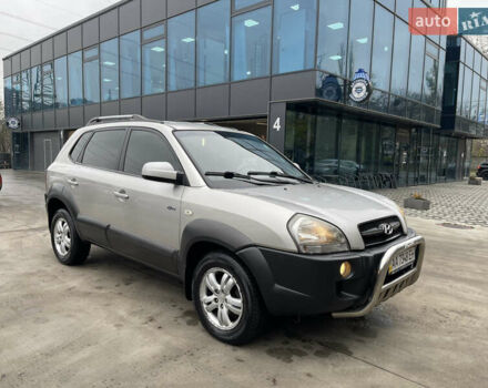 Серый Хендай Туксон, объемом двигателя 2 л и пробегом 290 тыс. км за 6500 $, фото 4 на Automoto.ua