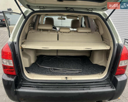 Серый Хендай Туксон, объемом двигателя 1.98 л и пробегом 194 тыс. км за 5500 $, фото 13 на Automoto.ua