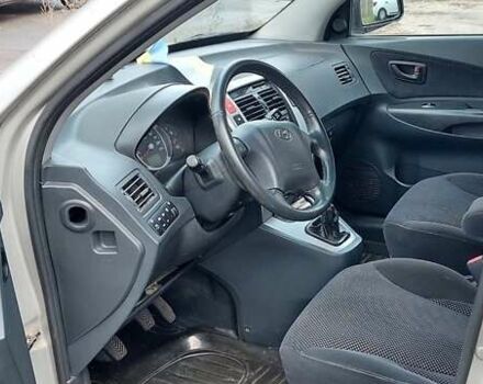 Серый Хендай Туксон, объемом двигателя 1.9 л и пробегом 135 тыс. км за 7800 $, фото 7 на Automoto.ua