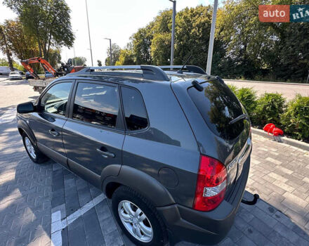 Сірий Хендай Туксон, об'ємом двигуна 1.98 л та пробігом 169 тис. км за 7300 $, фото 5 на Automoto.ua