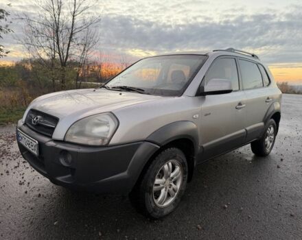 Хендай Туксон 2007 у Ахтырке на Automoto.ua Сірий Хендай Туксон, об'ємом двигуна 2 л та пробігом 192 тис. км за 6950 $, фото 1 на Automoto.ua