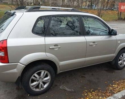 Сірий Хендай Туксон, об'ємом двигуна 2 л та пробігом 203 тис. км за 7700 $, фото 3 на Automoto.ua